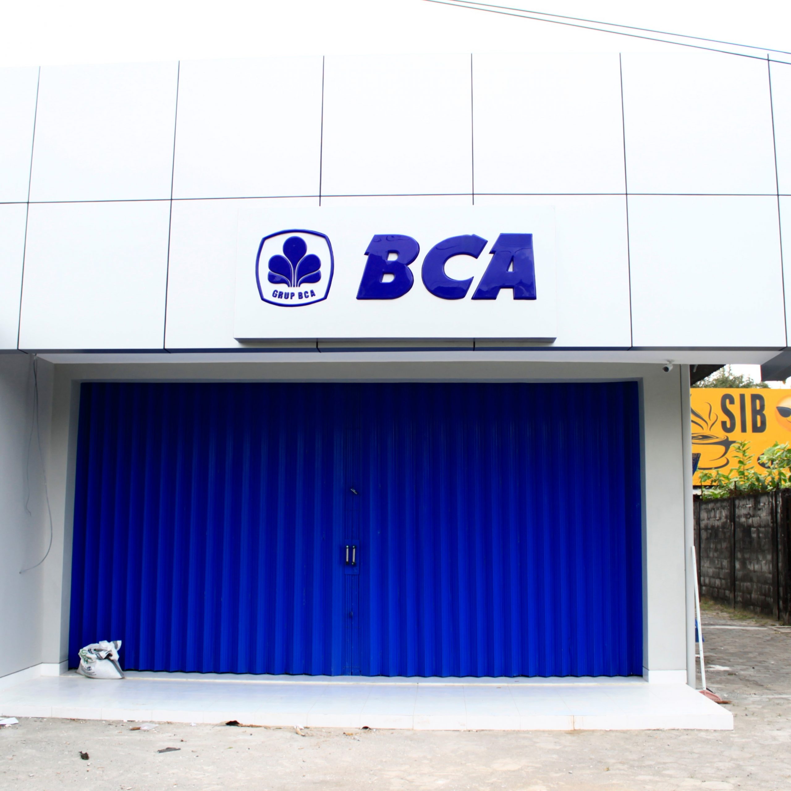 Neon box akrilik emboss BCA Yogyakarta