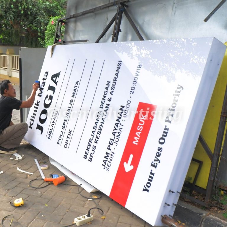 Totem Akrilik Sticker Cutting Jogja