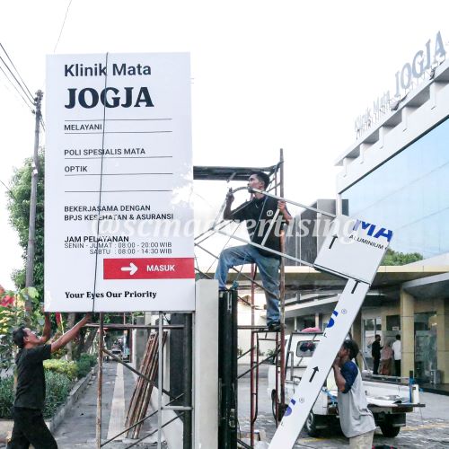 Proses Pemasangan Totem Pylon Akrilik Klinik Mata Jogja