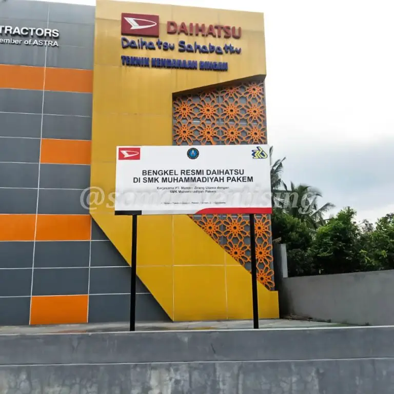 Papan Nama Plat Jogja Plus Tiang Satu Muka SMK Muhammadiyah Pakem