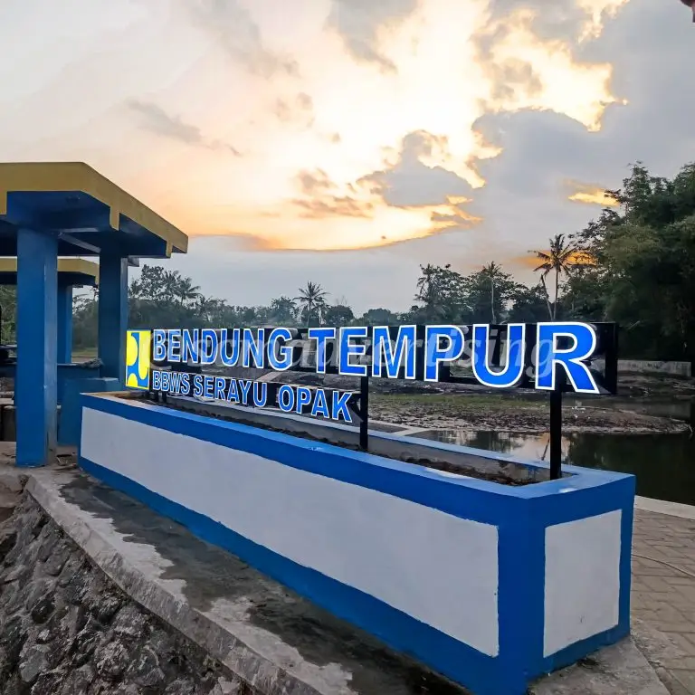 Letter Timbul Akrilik Sticker Cutting Menyala Jogja Bendung Tempur